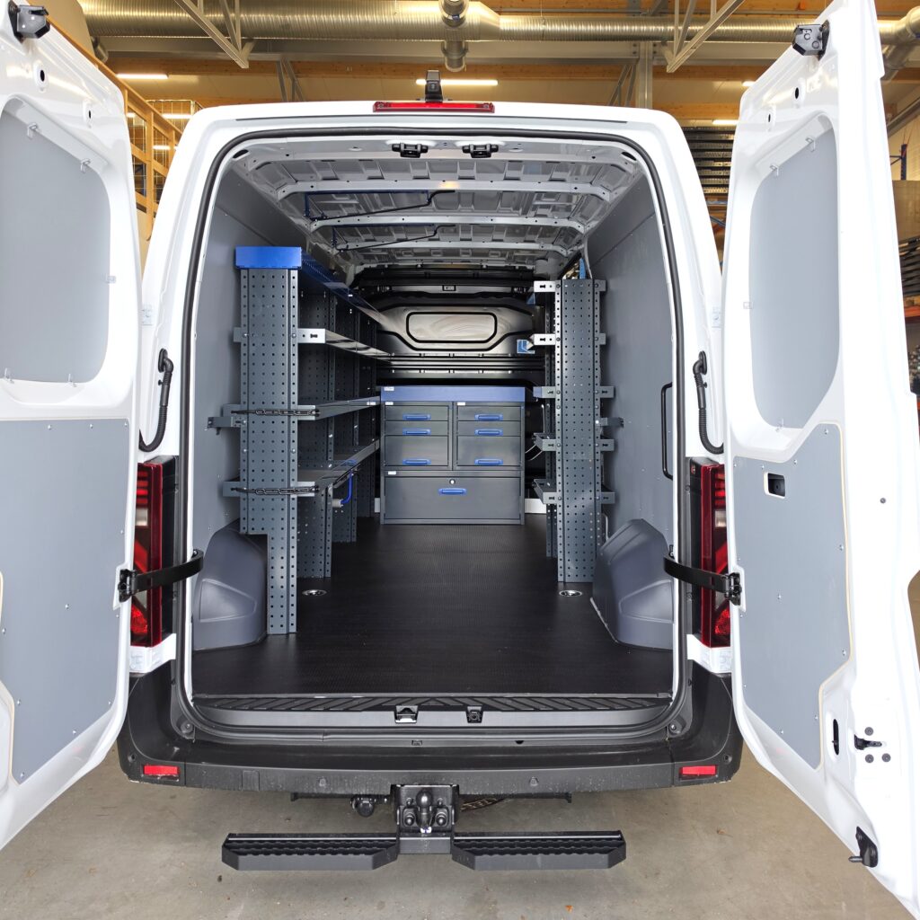 Renault Master L3 hyllykalustus pakettiauton tavaratilassa – sopii myös Nissan Interstariin