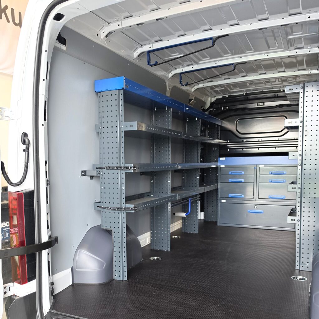 Renault Master 300 cm avohylly pakettiauton sivuseinällä, korkeus 150 cm – sopii myös Nissan Interstariin