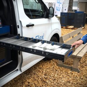 Pitkä vetolaatikko Ford Transit Customissa sivuovelta avattuna