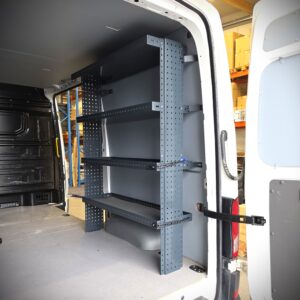 Crafteriin asennettu 130 cm hylly oikealla sivuseinällä