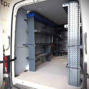 Crafter avohyllyt asennettuna pakettiauton sivuseinälle