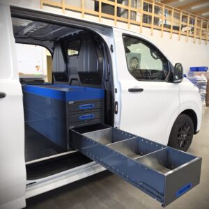 Pitkä vetolaatikko Ford Transit Customissa sivuovelta avattuna