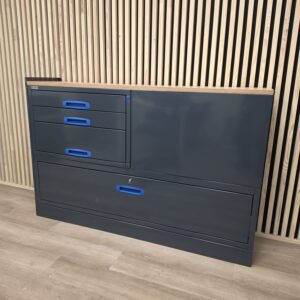 Käytetty 152 cm työpöytä vetolaatikoilla korkeus 99 cm