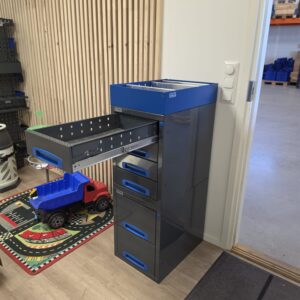 Käytetty 36 cm päädystä aukeava vetolaatikosto korkeus 107 cm