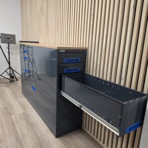 Käytetty 152 cm työpöytä vetolaatikoilla korkeus 99 cm