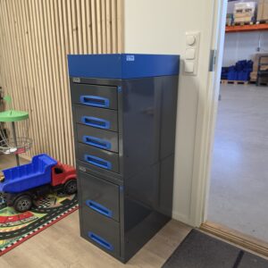 Käytetty 36 cm päädystä aukeava vetolaatikosto korkeus 107 cm