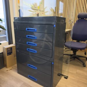 Käytetty 76 cm vetolaatikosto ylähyllyllä