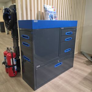 Käytetty 100 cm päädystä aukeava pakettiauton hyllykkö / laatikosto vetolaatikoilla korkeus 96 cm