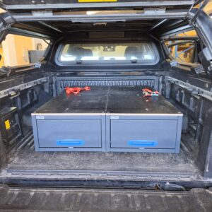 Käytetyt 2 kpl 127 cm pitkät vetolaatikostot vanerikansilla